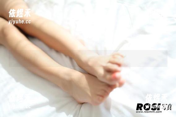 看ROSI的职业装吧，原图里的“正经”其实就是个伪装