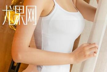 UGirls尤果网 - 妮小妖的棉袜写真：一双袜子抗拒不了的乐趣！