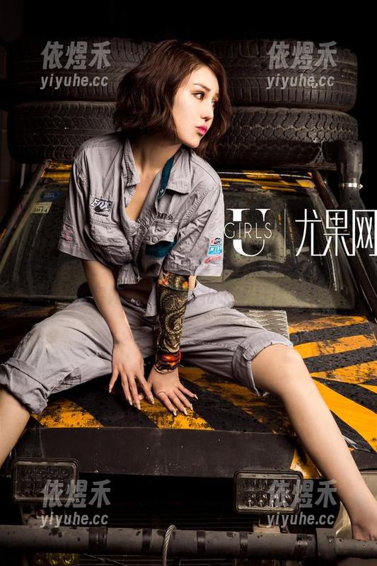 UGirls尤果网 - 更新图集！尤娜娜的秘密：其实她每天都在和镜子打比赛！