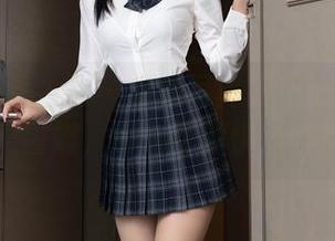 Xiuren秀人网 - 最新写真：泳池中的Manuela玛鲁娜，那水花都快为她鼓掌了！