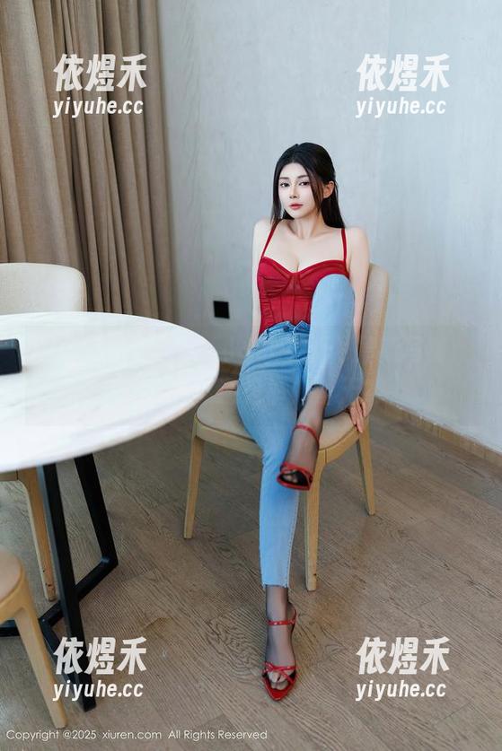 Xiuren秀人网 - 小乔babyb最新写真：裤里丝，还是裤外虚无？
