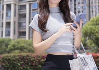 Xiuren秀人网 - 沐言yanyan梦中漫游：裸足图片合集，脚下的轻盈与不羁