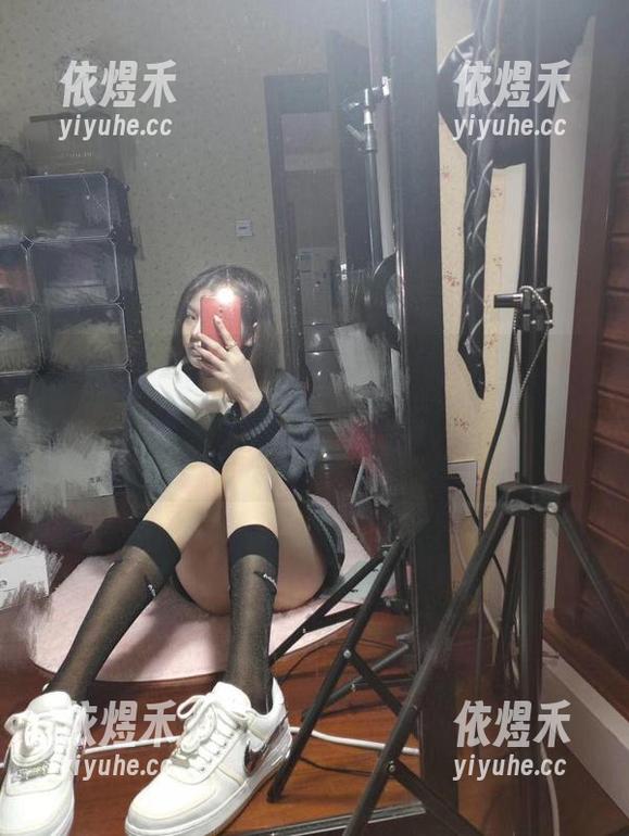微密圈 - 私拍照片里YuYu超甜丫的美脚，各种姿势让人情不自禁摇头叹息，这也太有诱惑力了吧？