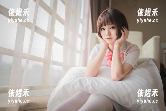 yoko夏宅的私房黑丝美图，偷瞧一下会不会被抓包呢？