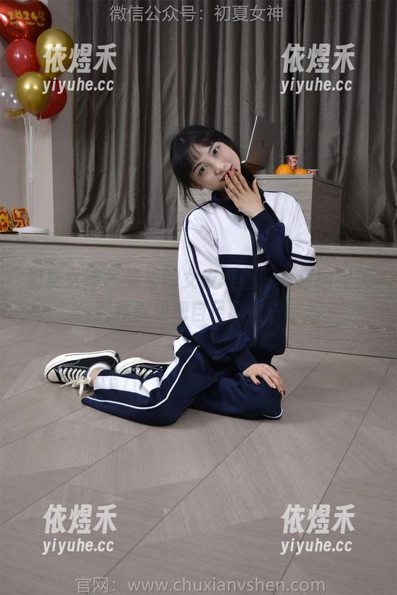 初夏女神 - 柒柒的女友美图，一套图完美到我都想把自己画上去！