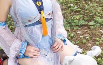 头条女神 - 短裤不是只有夏天，何娇娇无圣光照样撩人！