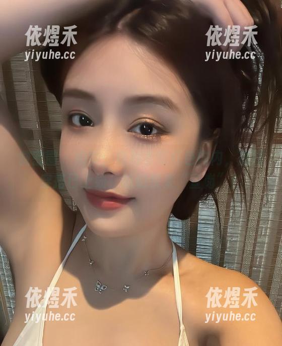 微密圈 - 奶雯：白衬衣配红色内内，原图穿搭已上线，咱们快来“查岗”！