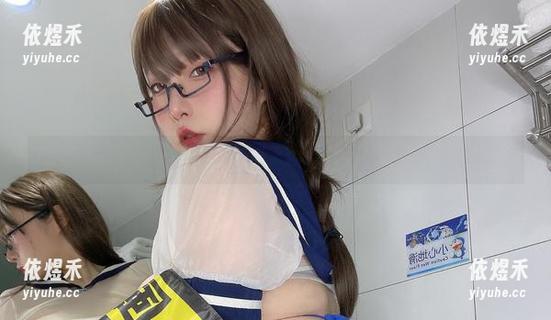 小泉学姐吖 墙上海报不够?小泉学姐吖的小恶魔帅气写真,免费给你下载哦!