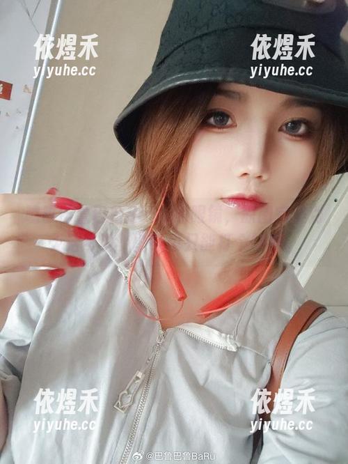 瞧瞧巴鲁巴鲁BaRu的眼镜，原图完美到无话可说，壁纸也只能打个辅助。