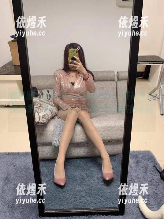 微密圈 - 微信朋友圈系列在线，提袜少女的图集，每一张都是一场逃避现实的小旅行…