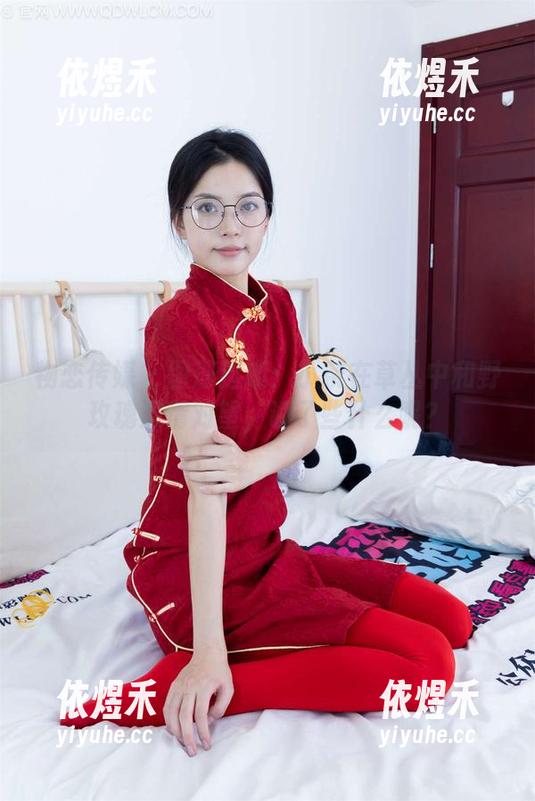 物恋传媒 - 图册逗趣：小茶在草丛中和野玫瑰深情对望，说了些什么呢？