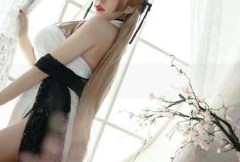 最新写真：猫田圣奈奈用白色死库水演绎泳池边的小清新风