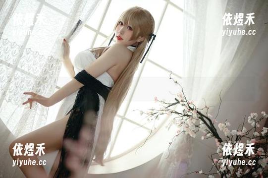 最新写真：猫田圣奈奈用白色死库水演绎泳池边的小清新风