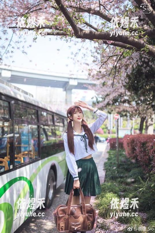 王羽杉 分享一下王羽杉的万圣节作品,那个黑色斗篷里藏着什么呢,是南瓜还是秘密?