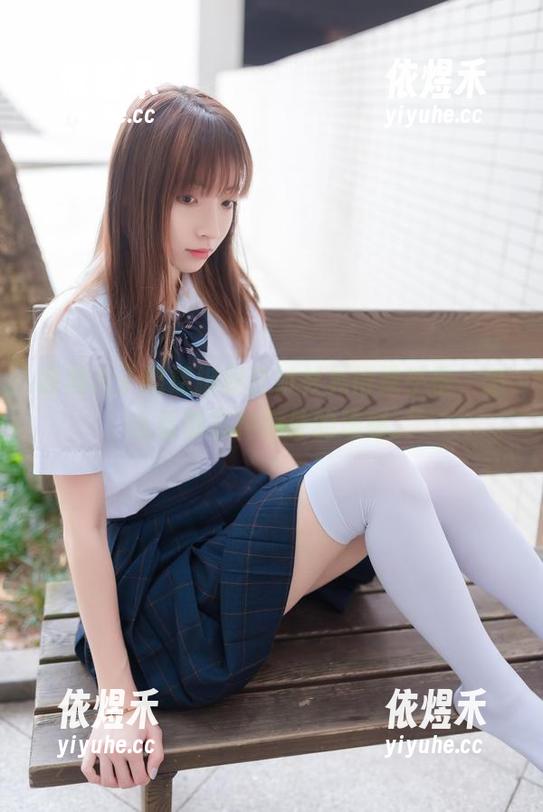 祖木子 被祖木子的裸脚和白衬衫晃得晕乎乎,怎么看都有种意外的美感。