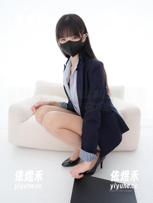 紧急企划 - 见希的私拍合集让人放松，套装里的每个细节都有点意思。