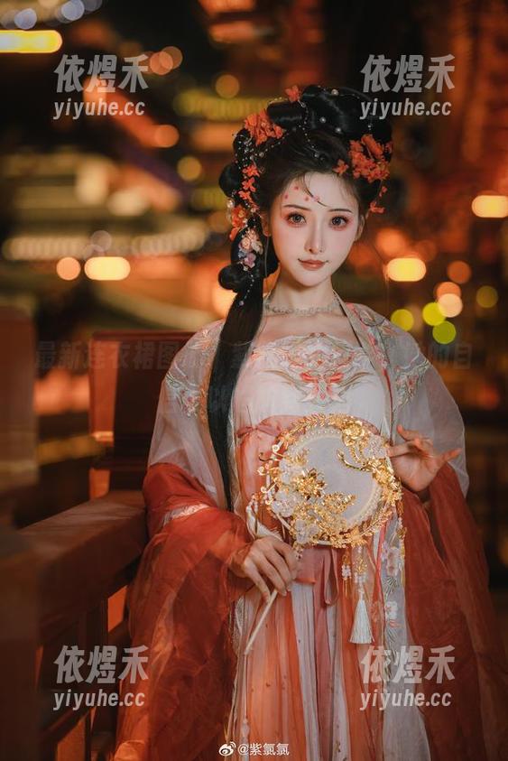 最新连衣裙图册｜紫氯氯的美学，她的自信可以尴尬到天边