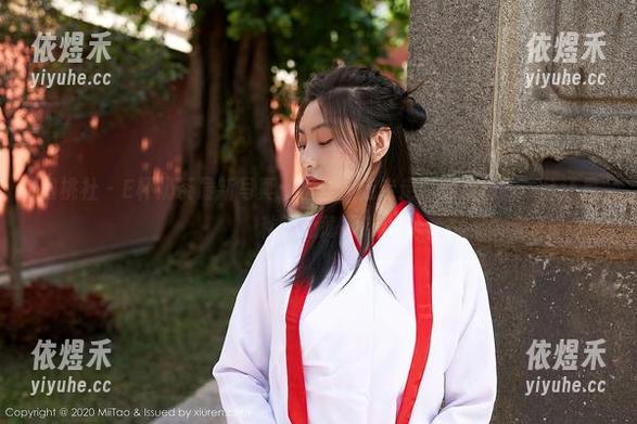 蜜桃社 - E杯奶茶最新写真：灰丝，走走走，是灰色的舞台还是秋天的薄雾？