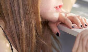 蜜桃社 - 探索美绪的长腿，谨慎打开这组套图，可能会让你的灵魂叠加。