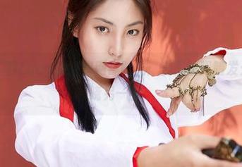 蜜桃社 - 露西Lucy的隐秘网袜时光：美图让眼睛发光，图包揭晓另一面。