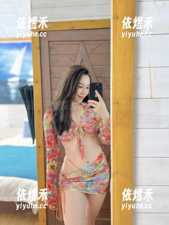 微密圈 - 职业装挑战：铁锤姐姐能不能在开会时顺便锤个钉子？