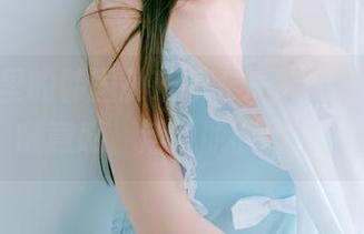 看图集里的韩国孙乐乐，短裤轻松outfit随意感，活脱脱的日常。