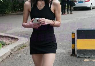 魔镜街拍 - 婷婷的新鲜出炉美图：你见过白色吊带连衣裙和黑丝组合的魔法吗？