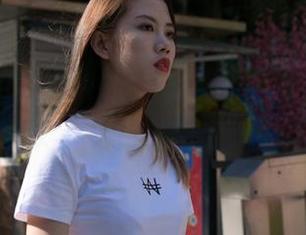 魔镜街拍：在琶醍轻轨刷存在感的肉丝美女，又一美图出炉！