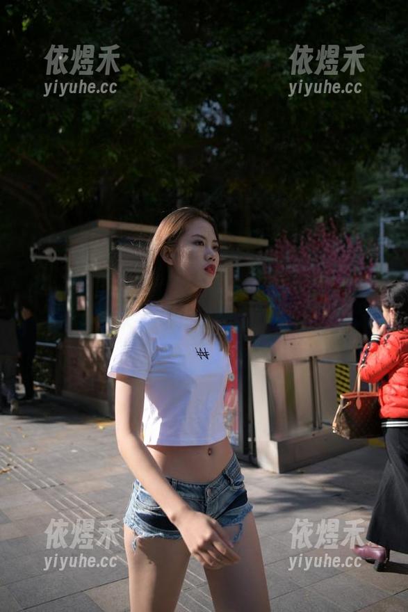 魔镜街拍：在琶醍轻轨刷存在感的肉丝美女，又一美图出炉！
